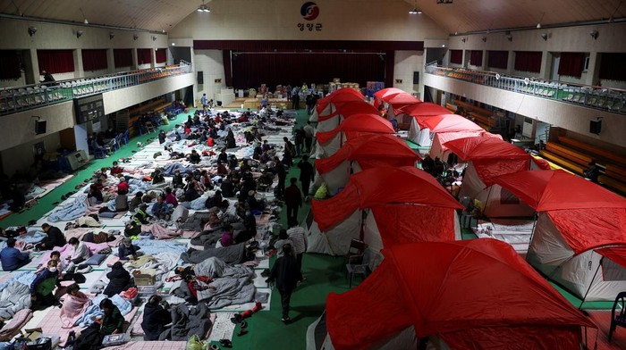 Ramai-ramai Warga Terdampak Kebakaran Hutan di Korea Selatan Mengungsi People rest at a shelter as a wildfire devastates the area in Yeongyang, South Korea, March 26, 2025. REUTERS/Kim Hong-Ji