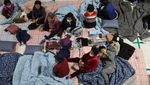 Ramai-ramai Warga Terdampak Kebakaran Hutan di Korea Selatan Mengungsi