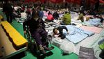 Ramai-ramai Warga Terdampak Kebakaran Hutan di Korea Selatan Mengungsi
