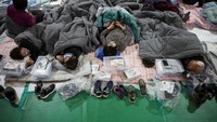 Kebakaran, yang dipicu oleh angin kencang dan cuaca kering, telah menghancurkan seluruh lingkungan, menutup sekolah, dan memaksa pihak berwenang untuk memindahkan ratusan narapidana dari penjara.