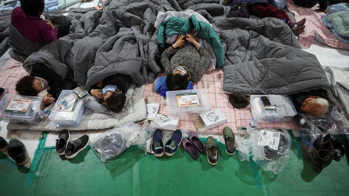 Ramai-ramai Warga Terdampak Kebakaran Hutan di Korea Selatan Mengungsi People rest at a shelter as a wildfire devastates the area in Yeongyang, South Korea, March 26, 2025. REUTERS/Kim Hong-Ji