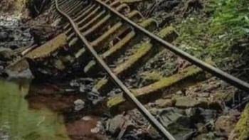 On track sih, tapi track-nya kok nggak santai, gitu. Foto: Funny Work Memes via Bored Panda  