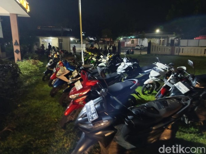 Penampakan puluhan motor milik 57 remaja yang diamankan buntut pesta miras saat bukber di Borobudur, Magelang, Selasa (25/3/2025) malam.