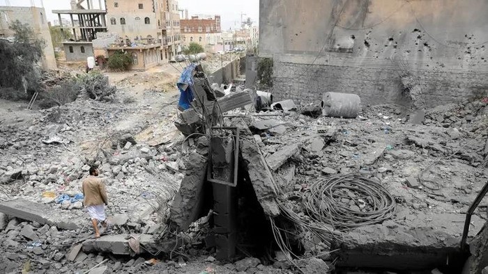 A man stands on debris at the site of a US strike in Sanaa, Yemen March 24, 2025. (File photo: Reuters)