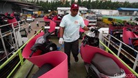 Ribuan motor diperiksa terlebih dahulu dan diberi sekat untuk menghindari gesekan antar-motor selama proses pengiriman ke Semarang dan Yogyakarta.
