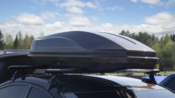 Mobil dengan Roof box