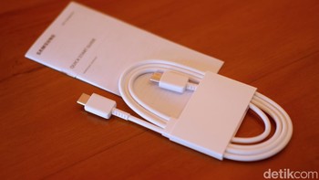 Dalam paket penjualannya diberikan kabel data USB-C dan petunjuk penggunaan. Foto: Adi Fida Rahman/detikINET