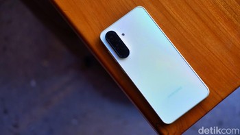 Galaxy A36 5G dirancang untuk memberikan pengalaman gaming yang mulus berkat prosesor Snapdragon 6 Gen 3 terbaru. HP ini hadir dengan varian RAM hingga 12GB dan penyimpanan internal hingga 256GB, memastikan performa optimal untuk menjalankan berbagai aplikasi dan game berat tanpa hambatan. Foto: Adi Fida Rahman/detikINET