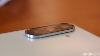 Bagian kamera belakang kini dilengkapi housing sendiri, memberikan kesan modern dan elegan. Foto: Adi Fida Rahman/detikINET