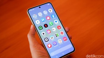 Layar Infinity-O FHD+ Super AMOLED berukuran 6,7 inch dengan refresh rate 120Hz juga turut meningkatkan pengalaman visual, menghadirkan pergerakan yang lebih responsif dan imersif untuk gaming maupun scrolling media sosial. Foto: Adi Fida Rahman/detikINET