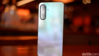 Samsung Galaxy A36 5G tampil dengan desain baru yang lebih premium dan estetik. Dengan ketebalan hanya 7,4mm dan bobot ringan 195 gram, smartphone ini nyaman digenggam dan mendukung mobilitas sehari-hari. Foto: Adi Fida Rahman/detikINET