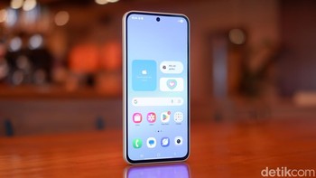 Untuk kebutuhan editing konten, Galaxy A36 5G juga dilengkapi fitur Filters yang memungkinkan pengguna membuat preset warna khas untuk foto yang lebih estetik. Selain itu, fitur Object Eraser yang telah diperbarui mempermudah pengguna menghapus elemen tidak diinginkan dalam foto hanya dengan sekali sentuhan, menjadikan proses editing lebih cepat dan efisien. Foto: Adi Fida Rahman/detikINET