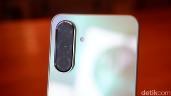 Galaxy A36 5G hadir dengan setup triple camera yang terdiri dari lensa utama 50MP, ultra-wide 8MP, dan macro 5MP, serta kamera depan 12MP untuk selfie berkualitas tinggi. Kamera utama dan kamera depan kini mendukung Video HDR (High Dynamic Range), memastikan video yang kaya detail meski dalam kondisi pencahayaan rendah. Teknologi ini sangat berguna untuk merekam momen seperti golden hour atau suasana senja, di mana detail di area gelap dan terang tetap seimbang. Foto: Adi Fida Rahman/detikINET