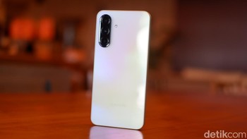 Galaxy A36 5G memperkenalkan fitur-fitur berbasis kecerdasan buatan melalui Awesome Intelligence, yang mempermudah pengguna dalam berbagai aktivitas. Salah satu fitur unggulannya adalah Circle to Search with Google yang telah ditingkatkan. Foto: Adi Fida Rahman/detikINET