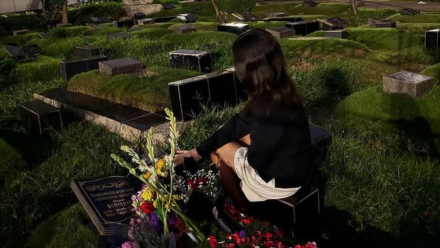 Anak Samuel Rizal nangis saat ziara ke makam Stevie Agnecya.