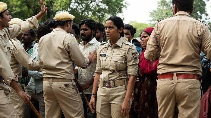 Santosh Cuplikan adegan dalam film Santosh.