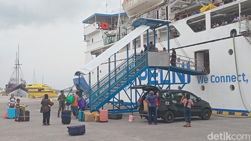 Sejumlah penumpang mulai naik ke kapal Pelni di dermaga Pelabuhan Benoa, Denpasar, Bali, Rabu (26/3/2025). (Foto: Aryo Mahendro/detikBali)