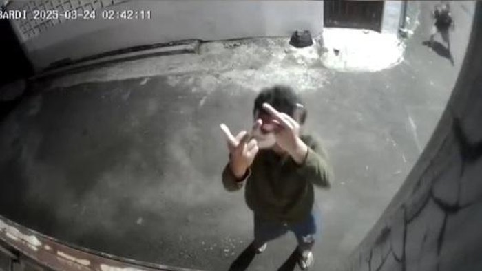 Sekelompok pemuda terekam CCTV mengacungkan jari tengah dan memukul gerbang rumah warga, saat bangunkan sahur di Bogor Selatan, Kota Bogor. (screenshot video viral)
