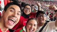Donna Agnesia bersama Darius dan teman-teman mereka tampak tersenyum bahagia ketika Timnas Indonesia menang dari Bahrain dalam pertandingan semalam. Tidur nyenyak malam ini, tulis Donna Agnesia. Foto: dok. Instagram Donna Agnesia