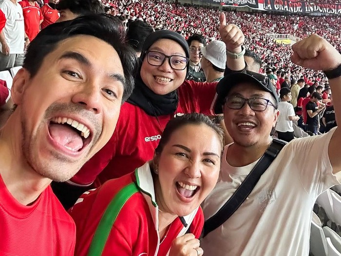 Selebritas nonton Indonesia Vs Bahrain Selebritas nonton Timnas Indonesia vs Bahrain.