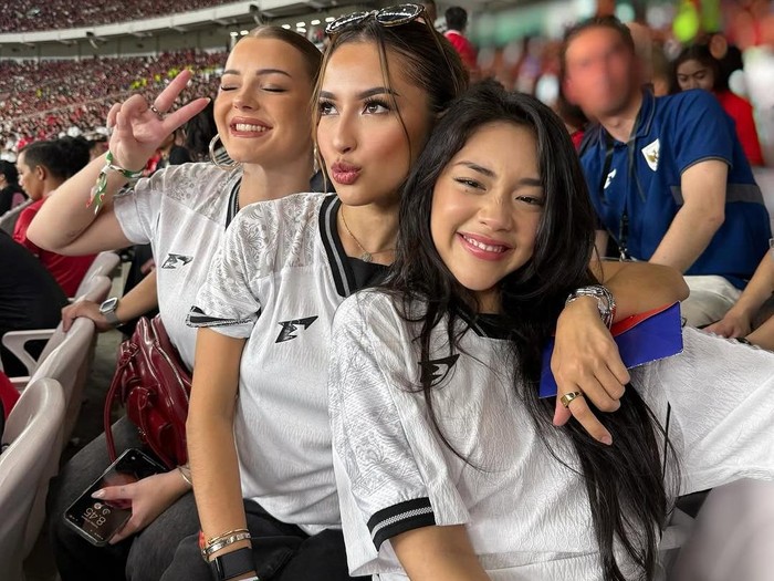 Selebritas nonton Indonesia Vs Bahrain Selebritas nonton Timnas Indonesia vs Bahrain.