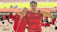 Darius Sinathrya dan Donna Agnesia menirukan selebrasi Ole Romeney saat mencetak gol gawang Bahrain. Foto: dok. Instagram Donna Agnesia