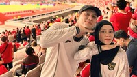 Rizky Billar dan Lesti Kejora juga nggak ketinggalan berpose ala selebrasi Ole Romeny. Foto: dok. Instagram Rizky Billar