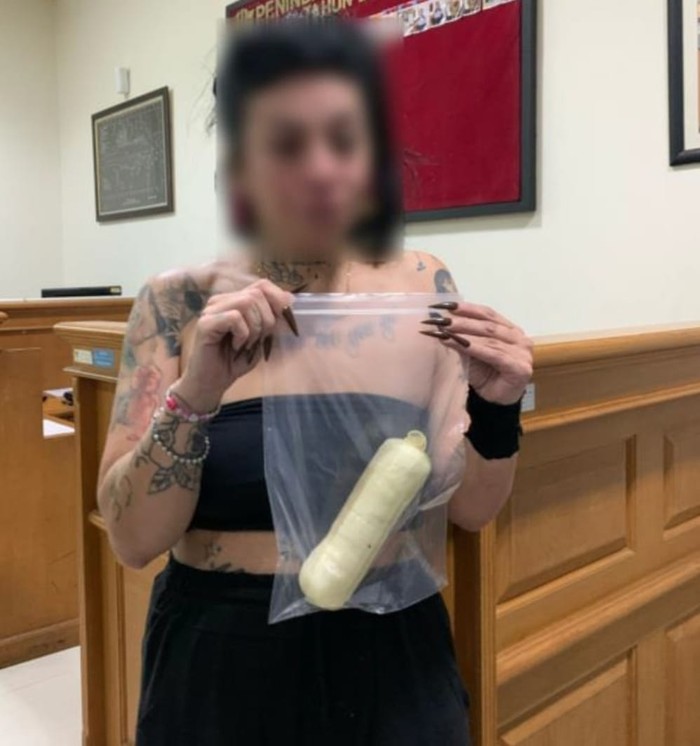 Seorang perempuan Argentina berinisial GE ditangkap di Bandara I Gusti Ngurah Rai, Bali, lantaran menyelundupkan kokain. (Foto: Dok. Bea Cukai Ngurah Rai)
