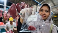 Petugas Dinas Pertanian dan Pangan Banyuwangi membawa sampel daging sapi untuk diperiksa di Pasar Blambangan, Banyuwangi, Jawa Timur. 