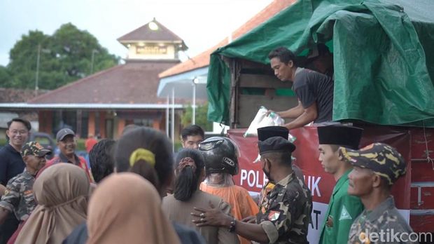 Simpang Taman Dayu dan berbagi berkah di Kota Probolinggo.