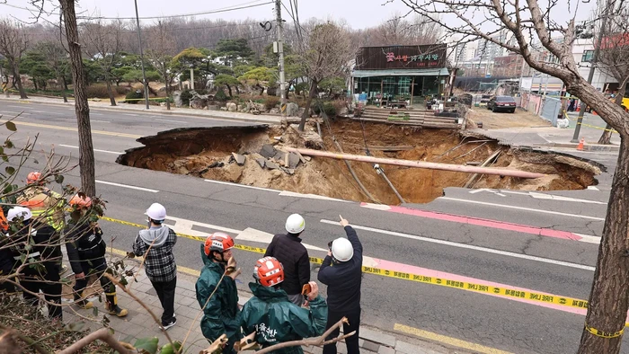Sinkhole telan korban di Seoul, korea Selatan