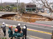 Pengendara Motor Tewas Usai Terjatuh ke Sinkhole Sedalam 50 Meter di Seoul