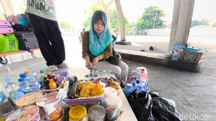 Siti di lapak makanan minumannya di Terminal Harjamukti, Kota Cirebon