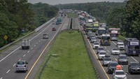 Kendaraan yang melintas di Tol Cipali didominasi oleh mobil pribadi dan bus antarkota.