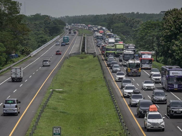 Sejumlah kendaraan melintas di ruas Tol Cikopo-Palimanan (Cipali), Indramayu, Jawa Barat, Rabu (26/3/2025). PT Astra Tol Cipali mencatat pada Rabu (26/3) atau H-5 Lebaran 2025 hingga pukul 09.00 WIB, sebanyak 23.800 kendaraan melintas dari arah Cikopo menuju Cirebon atau meningkat 91 persen dibandingkan periode yang sama pada Selasa (25/3) yaitu sebanyak 12.500 kendaraan. ANTARA FOTO/Fauzan/rwa.