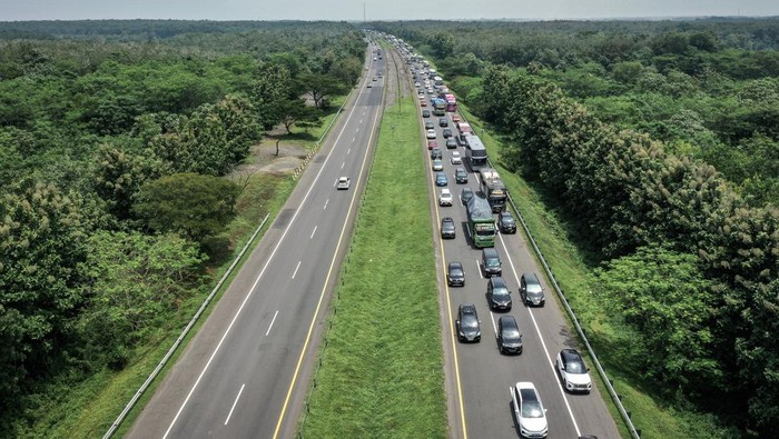 Sejumlah kendaraan melintas di ruas Tol Cikopo-Palimanan (Cipali), Indramayu, Jawa Barat, Rabu (26/3/2025). PT Astra Tol Cipali mencatat pada Rabu (26/3) atau H-5 Lebaran 2025 hingga pukul 09.00 WIB, sebanyak 23.800 kendaraan melintas dari arah Cikopo menuju Cirebon atau meningkat 91 persen dibandingkan periode yang sama pada Selasa (25/3) yaitu sebanyak 12.500 kendaraan. ANTARA FOTO/Fauzan/rwa.