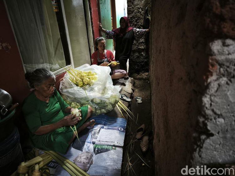 Potret Kesibukan di Kampung Ketupat Kota Bandung Jelang Lebaran 2025
