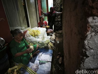 Potret Kesibukan di Kampung Ketupat Kota Bandung Jelang Lebaran 2025
