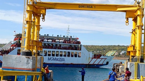 Suasana di Pelabuhan Bolok, Kupang, Rabu (26/3/2025). (Simon Selly/detikBali)