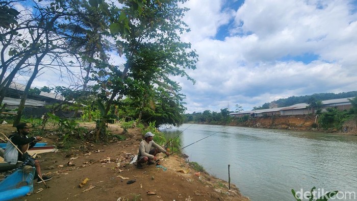 Suasana di Sungai Cimandiri Sukabumi
