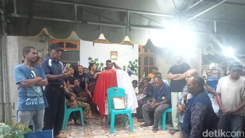 Suasana duka saat jenazah Rosalina tiba di kampung halamannya di Flores Timur, Selasa (25/3/2025).