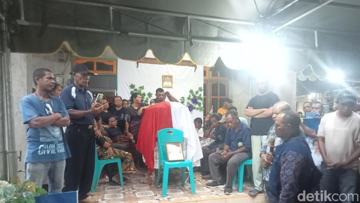 Suasana duka saat jenazah Rosalina tiba di kampung halamannya di Flores Timur, Selasa (25/3/2025).
