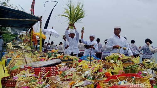Suasana prosesi melasti di Pantai Gili Lampu, Desa Padak Guar, Kecamatan Sambelia, Lombok Timur,  Rabu (26/3/2025). (Foto: Sanusi Ardi W/detikBali)
