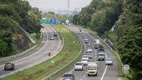 Sejumlah kendaraan melintasi ruas Jalan Tol Solo-Ngawi di Gondangrejo, Karanganyar, Jawa Tengah, Rabu (26/3/2025).