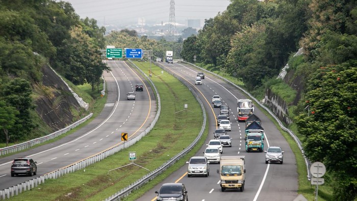 Sejumlah kendaraan melintasi ruas Jalan Tol Solo - Ngawi di Gondangrejo, Karanganyar, Jawa Tengah, Rabu (26/3/2025). PT. Jasamarga Solo Ngawi (JSN) memperkirakan puncak arus mudik di Tol Solo-Ngawi akan terjadi pada Kamis 27 Maret 2025 dengan jumlah total kendaraan yang melintas mencapai 46.161 unit. ANTARA FOTO/Mohammad Ayudha/rwa.