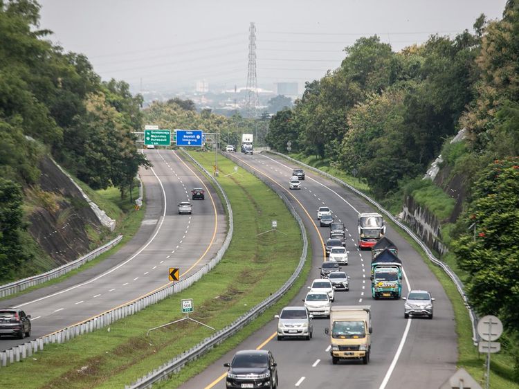 Suasana Tol Solo-Ngawi Jelang Libur Lebaran, Masih Ramai Lancar