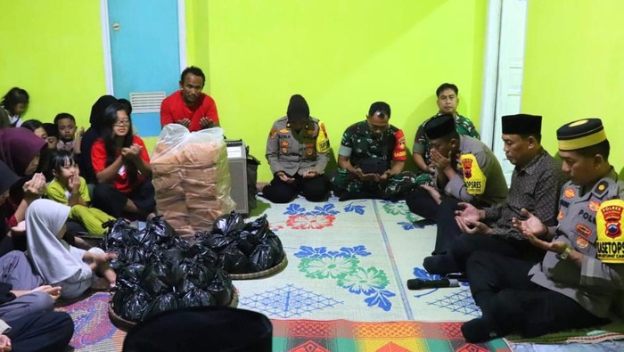 Tasyakuran di rumah milik Riyanto dan Ruminah di Desa Sidomulyo, Kecamatan Lebakbarang, Kabupaten Pekalongan, Senin (24/3/2025).