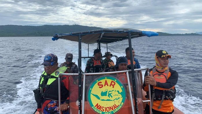 Tim SAR melakukan pencarian penumpang hilang usai long boat yang ditumpangi terbalik.