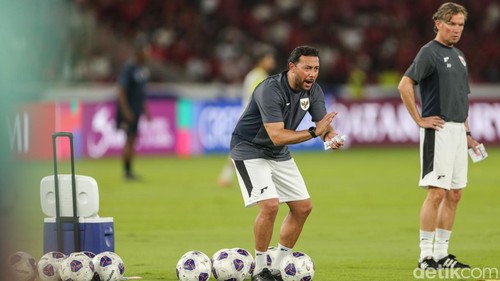 Denny Landzaat dan Alex Pastoor dalam jelang laga Timnas Indonesia melawan Bahrain di Stadion Utama Gelora Bung Karno.