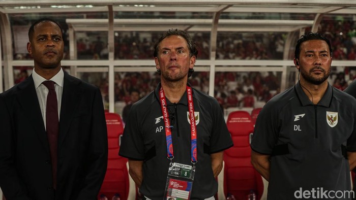 Patrick Kluivert, Alex Pastoor, dan Denny Landzaat dalam laga Timnas Indonesia melawan Bahrain di Stadion Utama Gelora Bung Karno.